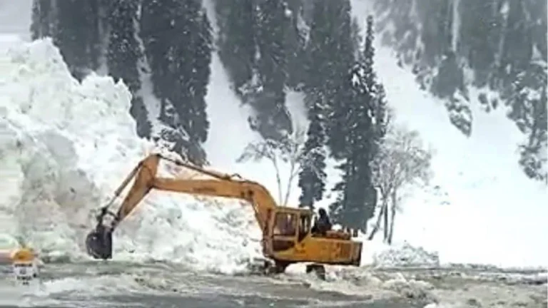 J-K Avalanche Blocks Bhaderwah-Pathankot Road, BRO Clears Path J-K Avalanche Blocks Bhaderwah-Pathankot Road, BRO Clears Path
