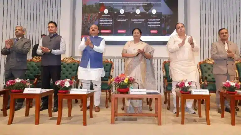 Delhi Offers 75 Govt Services for Rs 30 at 7,000 Centers Delhi Offers 75 Govt Services for Rs 30 at 7,000 Centers