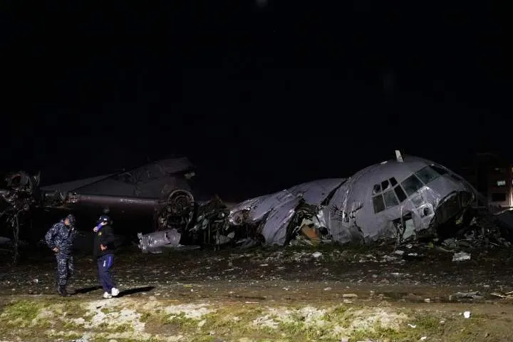 Bolivia Cargo Plane Crash Kills 15 Near La Paz, Money Scattered Bolivia Cargo Plane Crash Kills 15 Near La Paz, Money Scattered