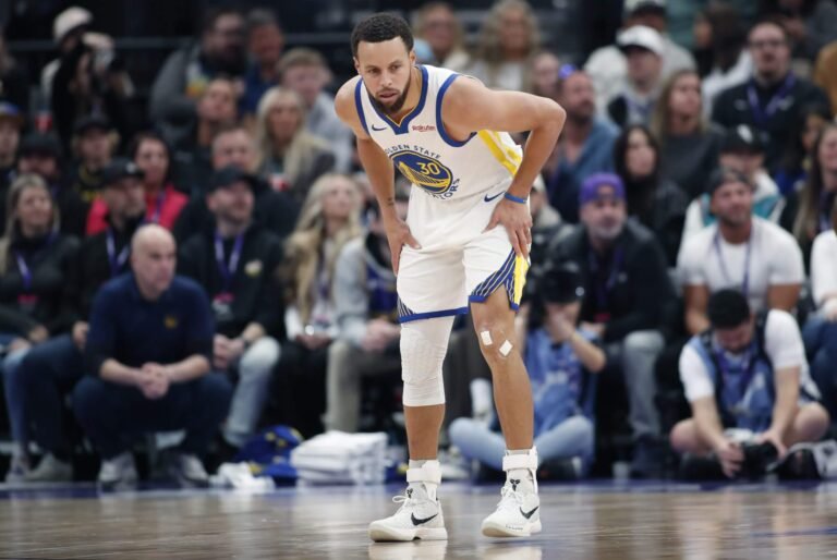 Stephen Curry Day-to-Day with Knee Soreness, 76ers Game in Doubt
