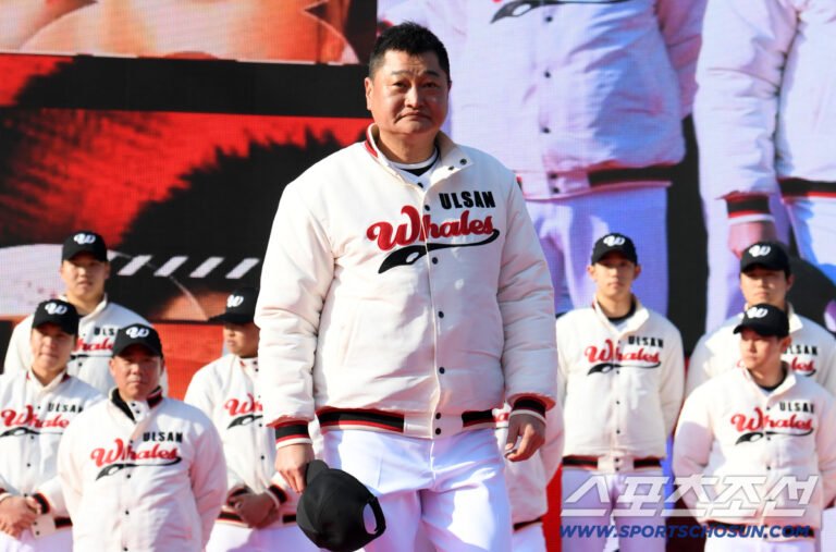 Ulsan Baseball Coach Park Myung-hwan Opens Team Ceremony on Mound Ulsan Baseball Coach Park Myung-hwan Opens Team Ceremony on Mound