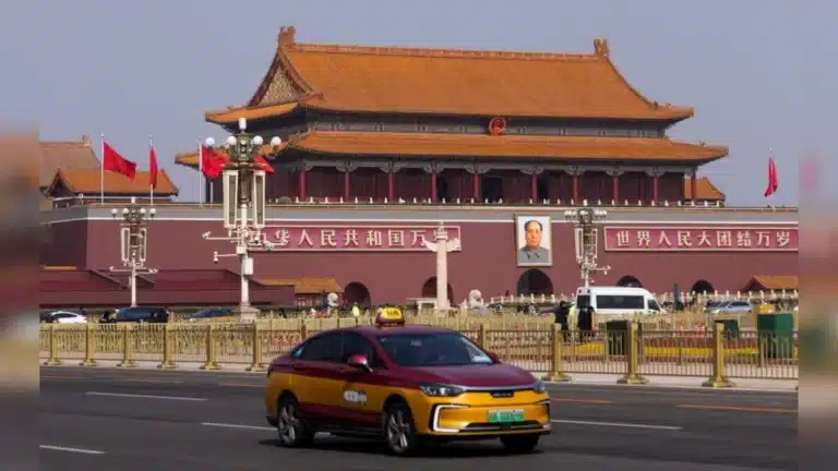 China’s Manufacturing Contracts Again in February Amid Weak Demand