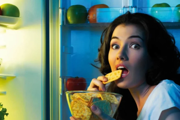 Late-Night Snacks That Spike Blood Sugar: Healthier Swaps Late-Night Snacks That Spike Blood Sugar: Healthier Swaps