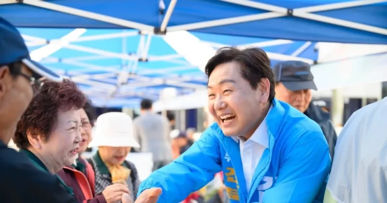 Kim Kwan-young Independent Run Ignites Democratic Party Fury in Jeonbuk Race Kim Kwan-young Independent Run Ignites Democratic Party Fury in Jeonbuk Race