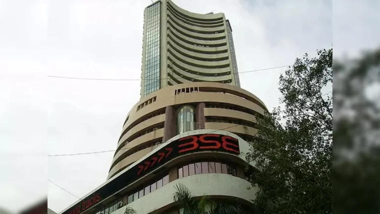 Sensex Gains 300 Points, Nifty Tops 23,700 Despite Rupee Dip Sensex Gains 300 Points, Nifty Tops 23,700 Despite Rupee Dip